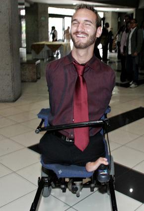 أشهر متحدّ للإعاقة في العالم يقضي شهر العسل مع زوجته الجديدة